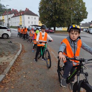 Radfahrprüfung der 4. Klassen erfolgreich absolviert Radfahrprüfung der 4. Klassen erfolgreich absolviert