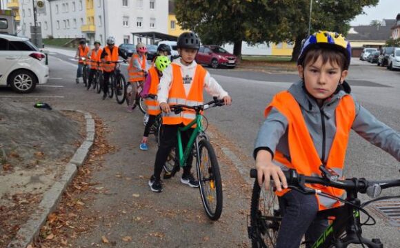 Radfahrprüfung der 4. Klassen erfolgreich absolviert Radfahrprüfung der 4. Klassen erfolgreich absolviert