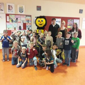 Sumsi überrascht die Kinder der 1. Klasse Sumsi überrascht die Kinder der 1. Klasse