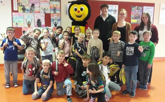 Sumsi überrascht die Kinder der 1. Klasse